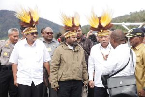 Anggota DPR RI Willem Wandik bersama Menteri PU Saat Berkunjung ke Papua Beberapa Waktu Lalu