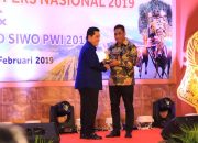 Gubernur Papua Terima Golden Award SIWO PWI 2019