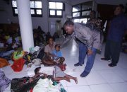 Bupati Puncak Bantu Korban Banjir Rp1 M