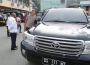 Pemda Mamteng Hibahkan Toyota Landcruiser untuk Polda Papua