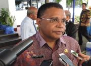 Arisoy Dorong Ruas Jalan Serui-Yapen Timur Dibangun