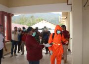 Wabup Tolikara Lepas Tim Satgas Covid-19 Semprot Disinfektan