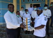 Bupati RHP Bantu 1500 Masker untuk TNI-POLRI dan Bank Papua