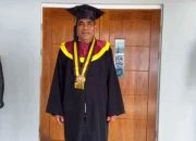 Mantan Sekda Papua Diwisuda Dengan Predikat Cumlaude