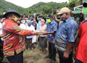 Serahkan Bantuan di Tiga Titik, Wagub : Target Terdistribusi ke 30 Ribu Warga