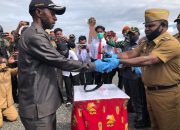 Bupati Yuni Wonda Terima Senpi Kelompok Separatis Gabung NKRI