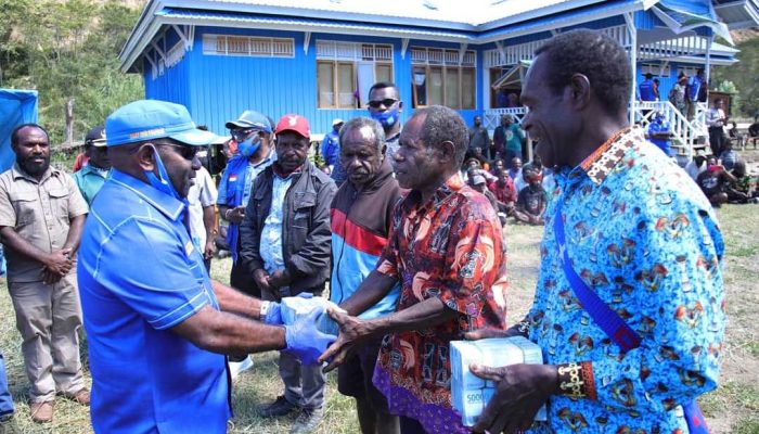 Pemkab Mamteng Bantu Tiga Gereja