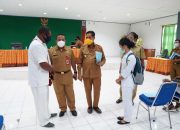 Kadinkes Keerom Dicopot, Palang Kantor Dibuka