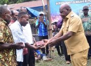 Bupati UGW Serahkan Paket Bapok