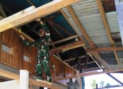 Babinsa Warbah Bantu Warga Pasang Plafon
