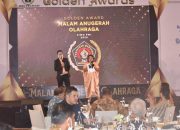 Kenius Kogoya dan Ham Pagawak Dianugrahi Award
