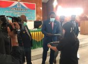 Bupati Serahkan Raperda APBD Tolikara 2021