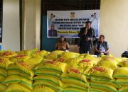 Reses, Benyamin Arisoy Bagi Beras ke Kampung