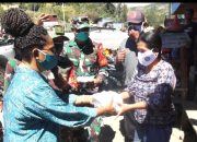 PKK Tolikara Bagi Masker Dan Hand Sanitizer