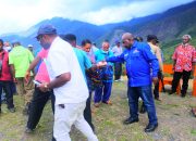 Demokrat Tolikara Salurkan Bantuan Dana dan Beras
