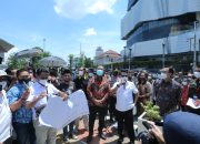 Moeldoko Temui Para Pendemo Aksi Kamisan