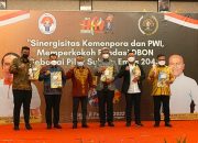 Kenius Kogoya dan  Jhon Banua Rouw Raih  Penghargaan