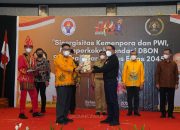 Gubernur Enembe dan Bupati Omaleng Terima Penghargaan Inisiator Olahraga