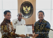 Sekda Serahkan Dokumen Perairan Pesisir ke Menteri Kelautan