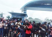 Apa Ada ? Puluhan Wartawan Nasional dan Lokal Datangi Kediaman Gubernur Enembe