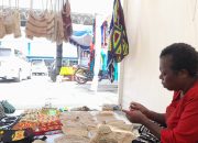 Semangat Mama Douw Jualan Noken di Arena KMAN
