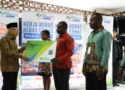 Wapres Serahkan Bansos dan KUR Bagi OAP