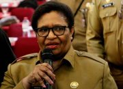 Gubernur Ribka Haluk Berkantor di 8 Kabupaten