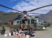 TNI Distribusi 10,35 Ton Bansos ke Korban Kekeringan di Puncak Papua