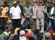 Menko PMK Bertemu Korban Kelaparan di Puncak Papua