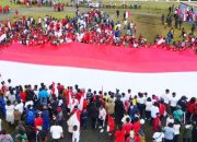 Keren..Masyarakat Puncak Jaya Gelar Kirab dan Bentangkan Merah Putih Raksasa