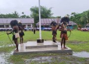 Masyarakat Adat Sirami Ambil Alih Penjagaan Bendera Merah Putih