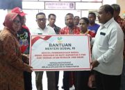 Mensos Serahkan Bantuan Untuk Masyarakat Biak Numfor