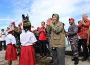 Mensos Salurkan Bantuan untuk Masyarakat Mapia