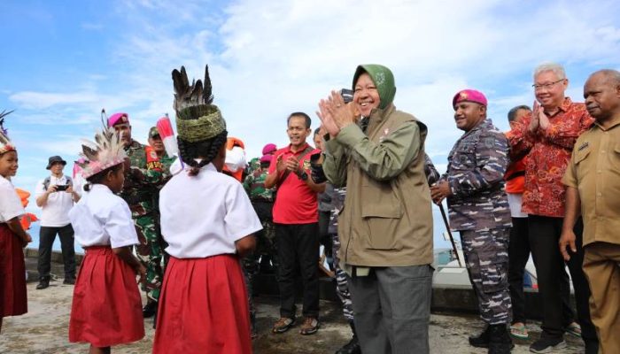 Mensos Salurkan Bantuan untuk Masyarakat Mapia