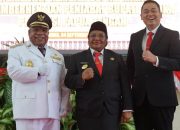 Bupati Eltinus Omaleng Come Back, Pj Gubernur Ribka Haluk Serahkan Langsung Surat Pengaktifan