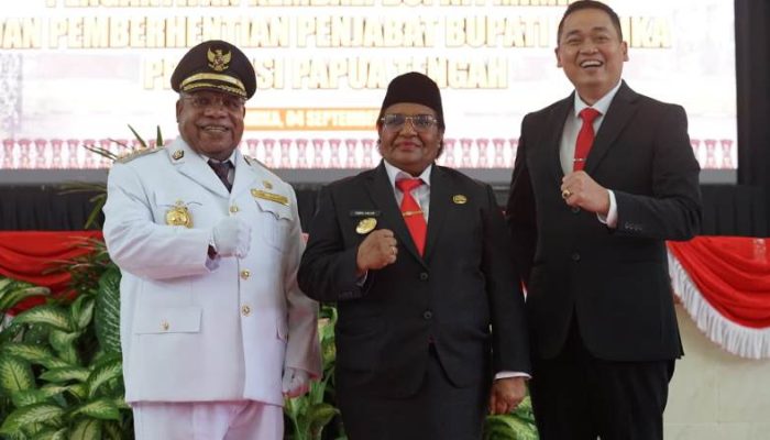 Bupati Eltinus Omaleng Come Back, Pj Gubernur Ribka Haluk Serahkan Langsung Surat Pengaktifan