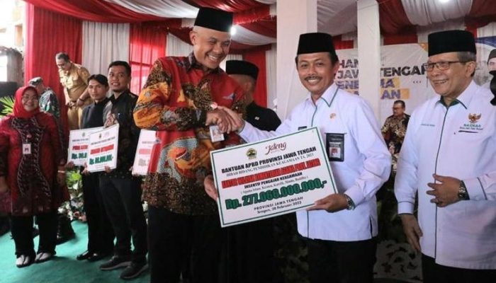 Ganjar Diminta Susun Skema Rinci Kenaikan Gaji Guru hingga Rp30 juta