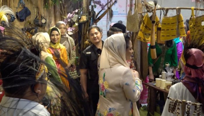 Ibu Negara Beli Tas Kulit di Stand Papua Tengah