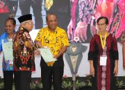 Wapres Serahkan 102 Sertifikat Tanah untuk Masyarakat Papua