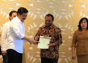 Menteri ATR Serahkan Sertifikat untuk Gereja dan Masjid