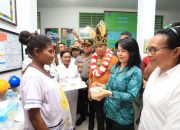 Linda Onibala Serahkan 300 Paket PHBS di Yapen