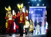 Fashion Show Istana Berbatik, Gubernur Papua Tengah Tampil Anggun