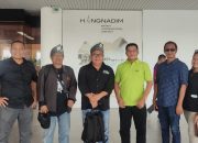 Ketum SMSI Tiba di Batam Dipakaikan Tanjak Melayu