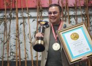 Menangkan Capres-Cawapres Lima Kali Beruntun, Denny JA Terima The Legend Award