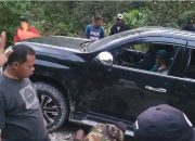 Pengabdian, Gubernur Wanggai Kendarai Mobil Dari Kobakma-Wamena, Sempat Mogok Akibat Bebatuan