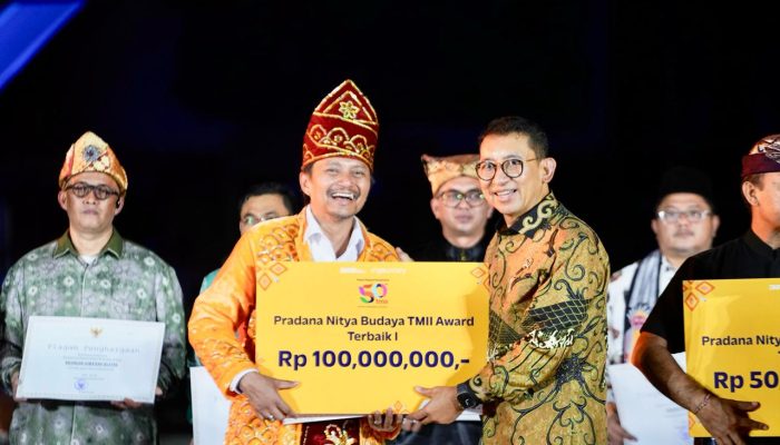 50 Tahun TMII, Fadli Zon Beri Penghargaan Anjungan Daerah Terbaik