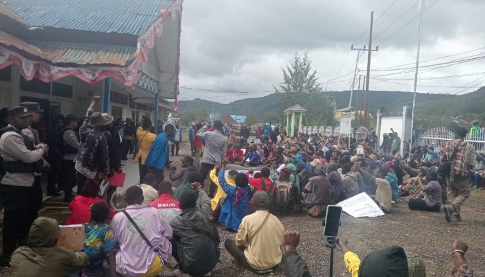 Mahasiswa dan Masyarakat Paniai Tolak DOB dan Investasi Tambang Uranium