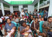 Pj Gubernur Kunker ke Kosiwo Yapen Beri Vitamin-Susu Anak