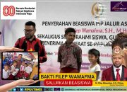 Senator Filep Wamafma Serahkan Beasiswa PIP di Ransiki