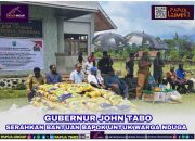 Gubernur John Tabo Serahkan Bapok untuk Warga Nduga